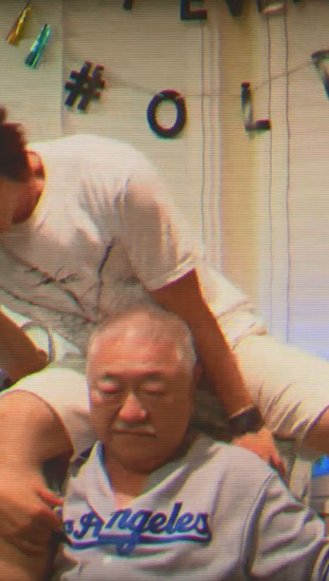 VanNess突然跨腳上爸爸膊頭。