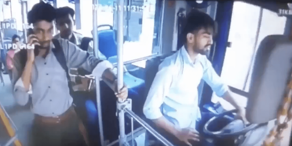 影片所见，巴士司机在行车时「闭目养神」。
