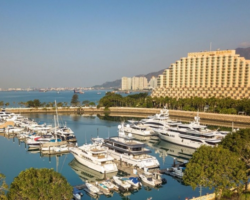 信和酒店今日宣布，旗下所有設於香港的餐廳，包括黃金海岸鄉村俱樂部．遊艇會內食肆，由即日起停用塑膠飲管。