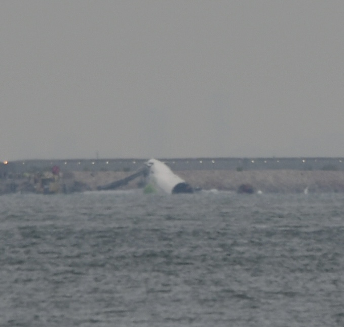 貨機斷開浮海面。梁國峰攝 貨機斷開浮海面。梁國峰攝