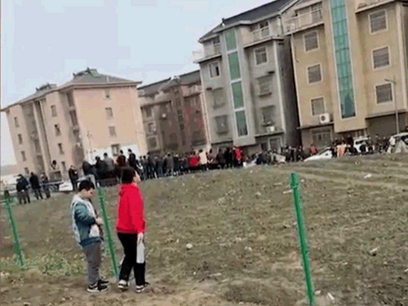 現場多人圍觀。網圖