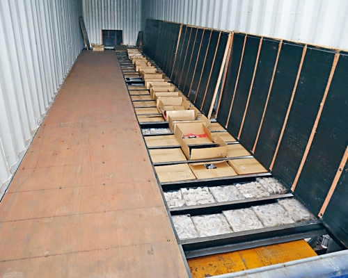 ■貨櫃平台被改裝成暗格收藏走私物品。