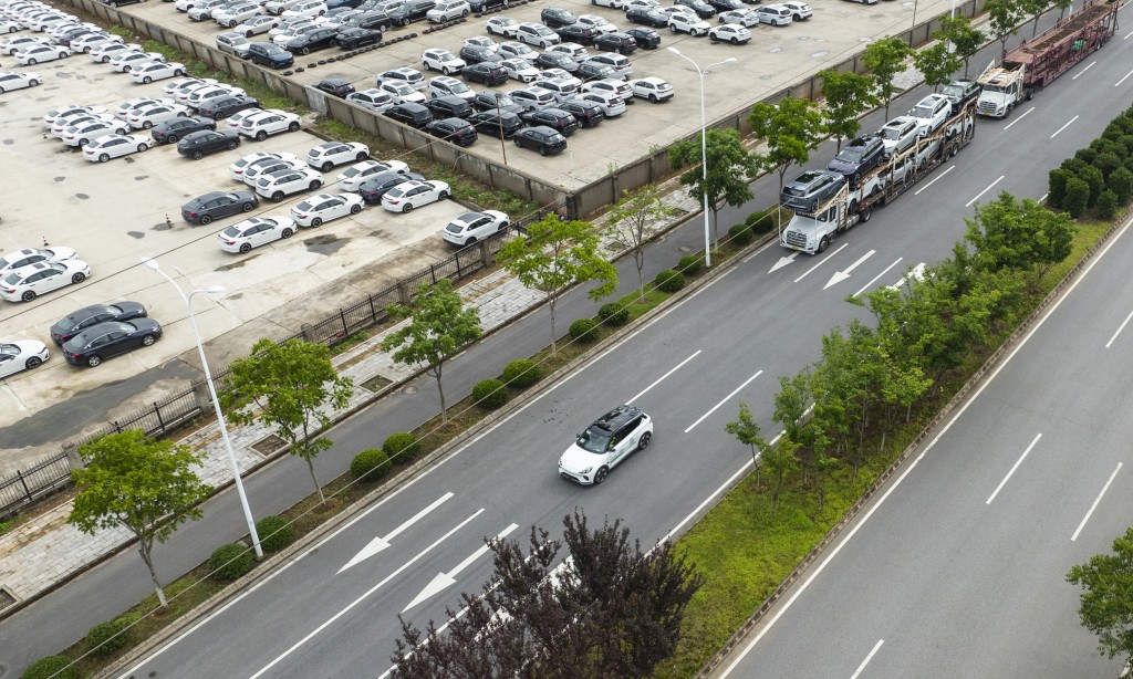 黃懿慧表示，兩個內地城市先後引入無人駕駛電召車服務。 (新華社)