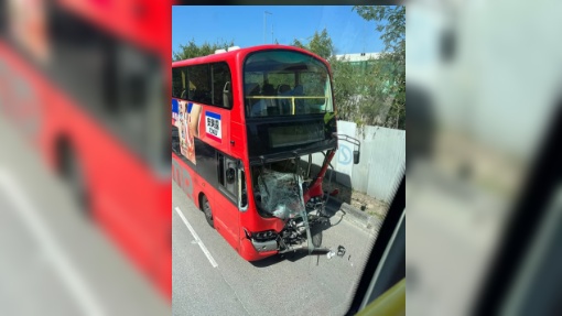 九巴擋風玻璃爆裂。fb 馬路的事討論區