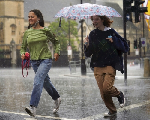 氣象部門向倫敦及周邊地區發出黃色雷暴警告。AP相片