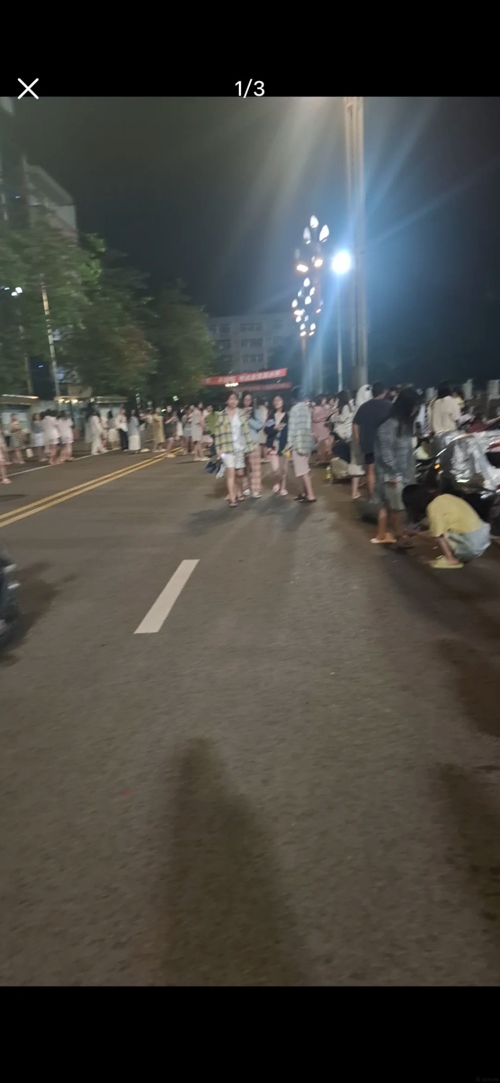 四川宜賓5.5級地震，民眾紛紛跑到戶外避險。小紅書