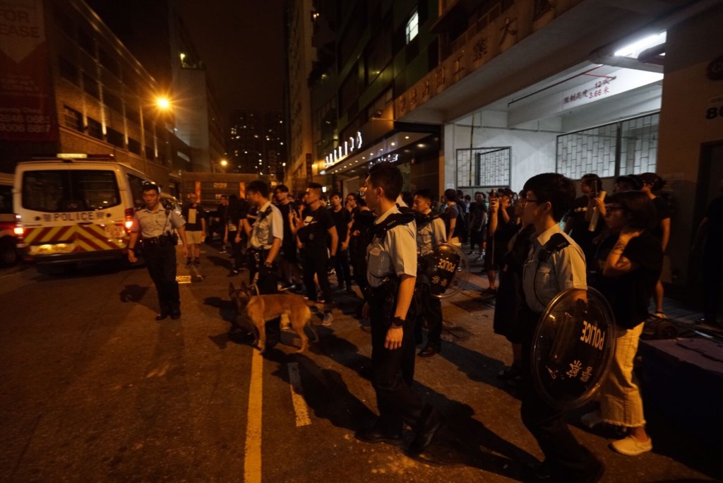 警方出動警犬。現場觀眾提供