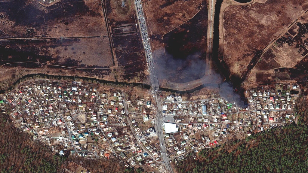 伊爾平建築物受俄軍轟炸，冒起濃煙。美聯社圖片
