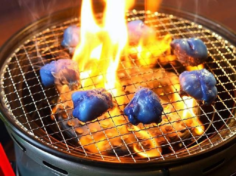 慶祝日本隊表現燒肉店推「藍內臟」。網上圖片