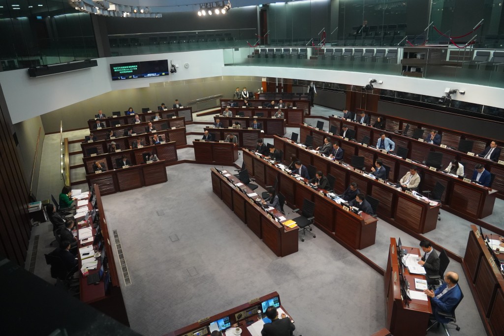 财政司司长陈茂波今（16日）到立法会简报香港整体经济最新状况。叶伟豪摄