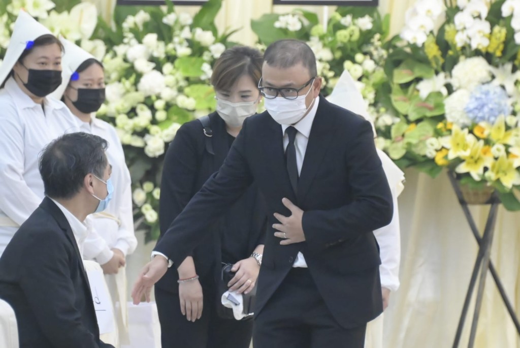 許濤在八號風球下親到靈堂告別衞世輝。