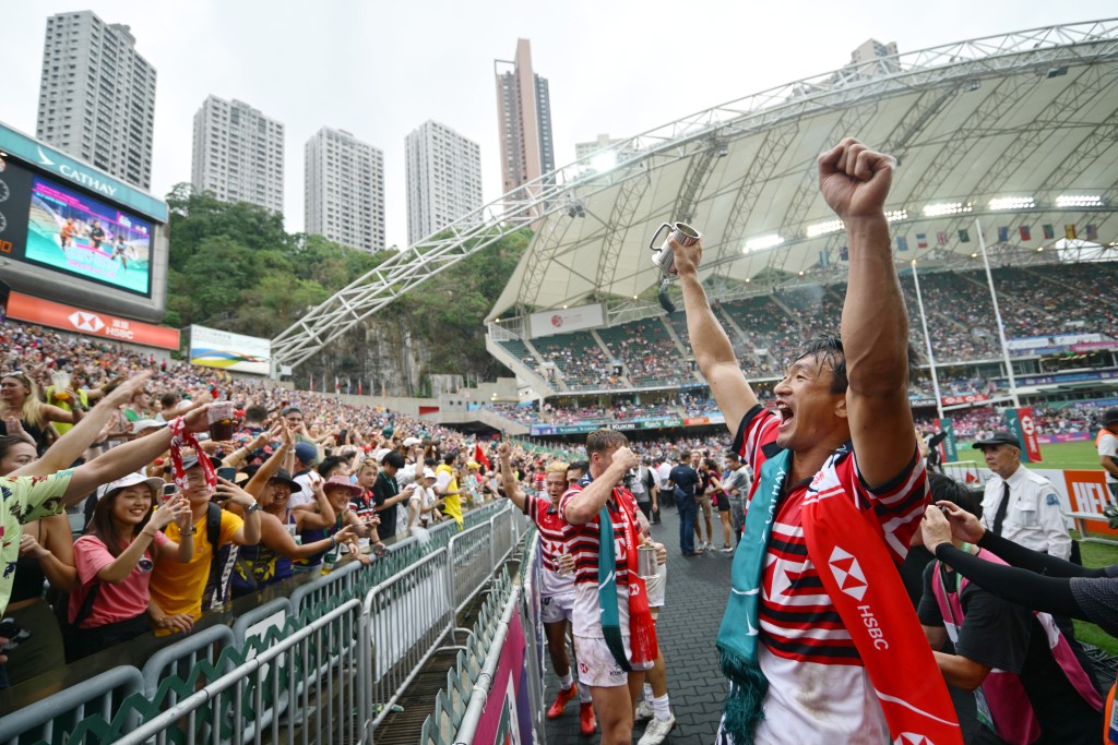 姚錦成與球迷慶祝。