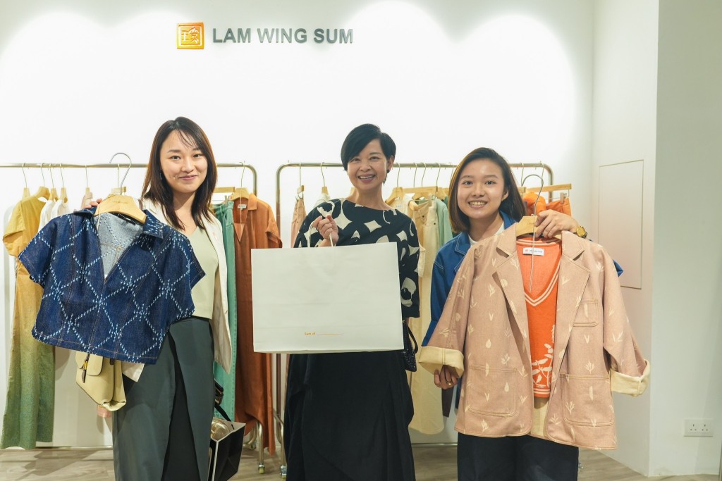 何永賢和其政治助理歐陽文倩都很欣賞「LAM WING SUM」理念,並選購部分服裝。何永賢FB圖片 何永賢和其政治助理歐陽文倩都很欣賞「LAM WING SUM」理念,並選購部分服裝。何永賢FB圖片
