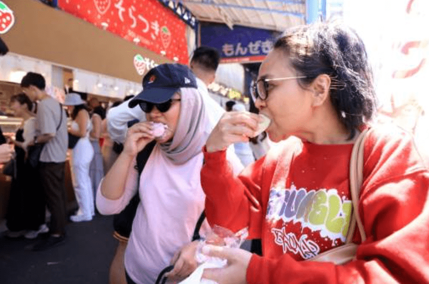 築地場外市場一向以壽司、海鮮、零食及傳統食材聞名。法新社