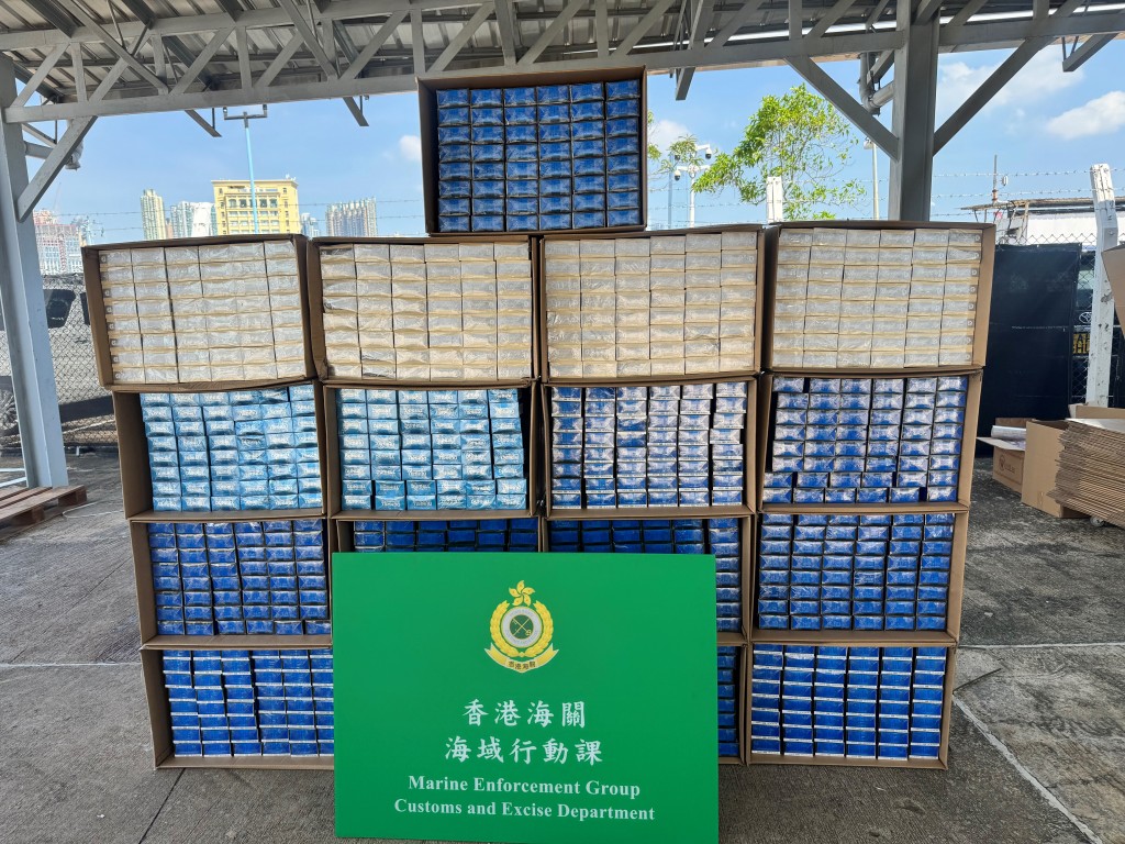 海關偵破兩宗涉嫌利用快艇走私的案件。 海關偵破兩宗涉嫌利用快艇走私的案件。
