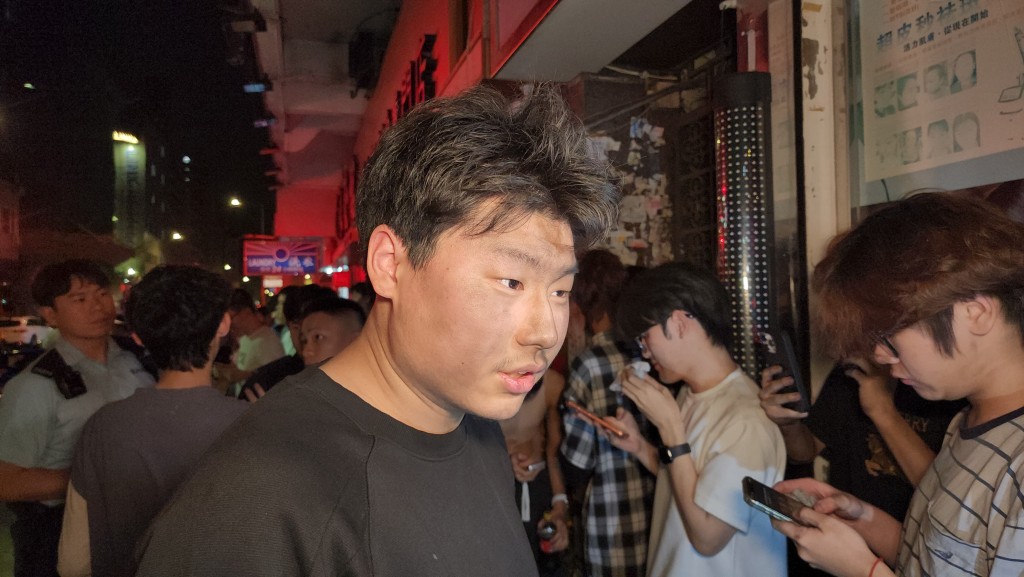 留學生許先生面部熏黑講述事發經過。黎志偉攝 留學生許先生面部熏黑講述事發經過。黎志偉攝