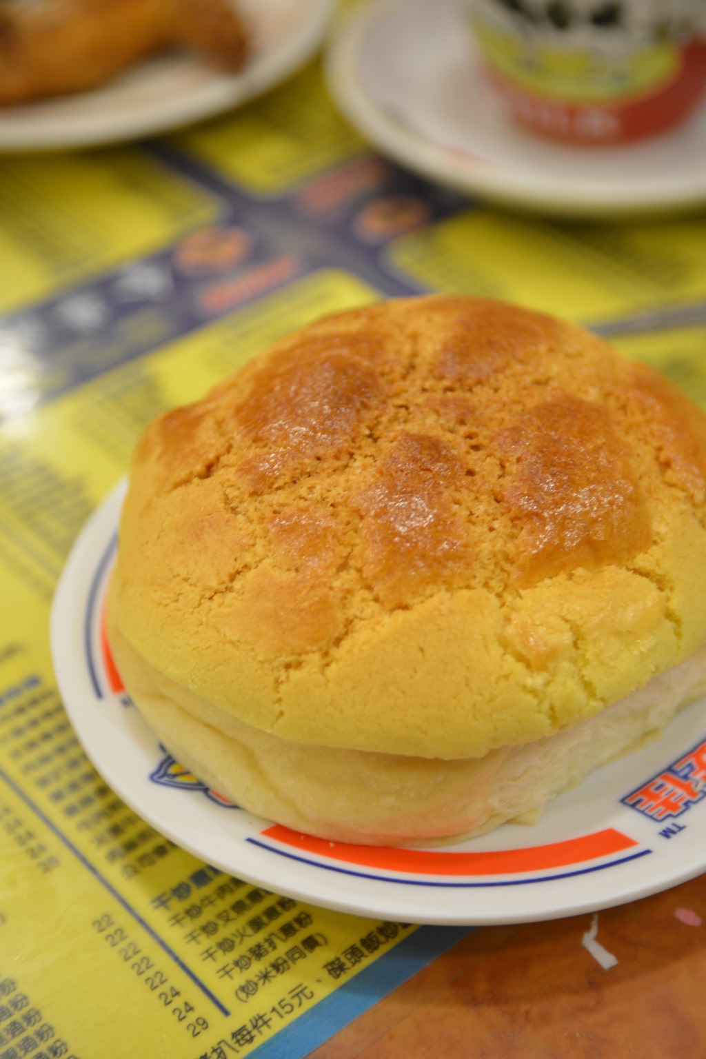 菠籮包同樣是香港特式美食之一。