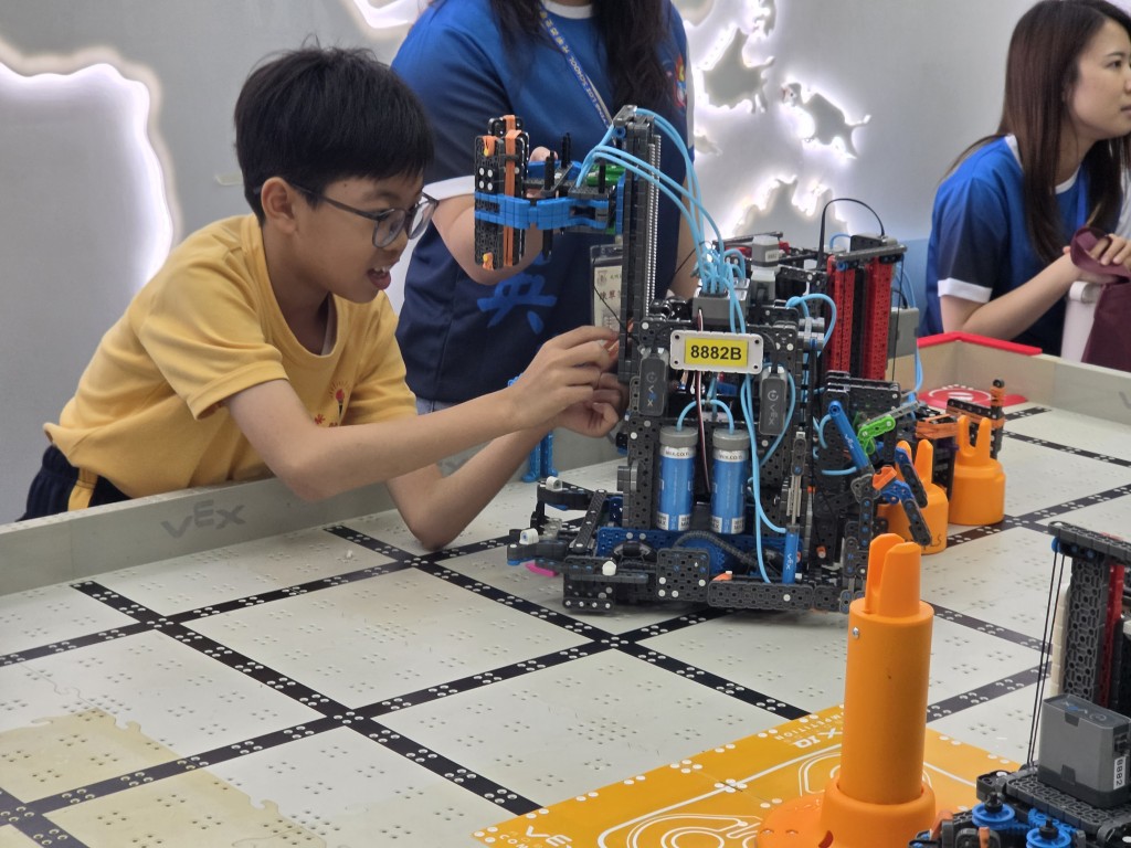 學生於STEM Room內專注體驗「無人機」避障操作，從中學習基礎的人工智能與控制技術。（圖片來源：受訪者提供）  