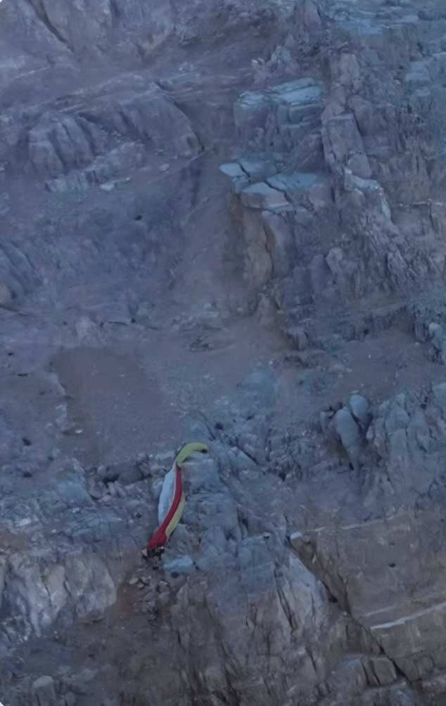 滑翔傘升空後不久突發意外，整架滑翔傘直墜向陡峭密布的山岩區域。X@AntiRTE