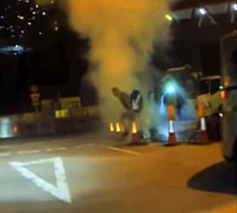男工從白煙中走出。車cam L（香港群組）