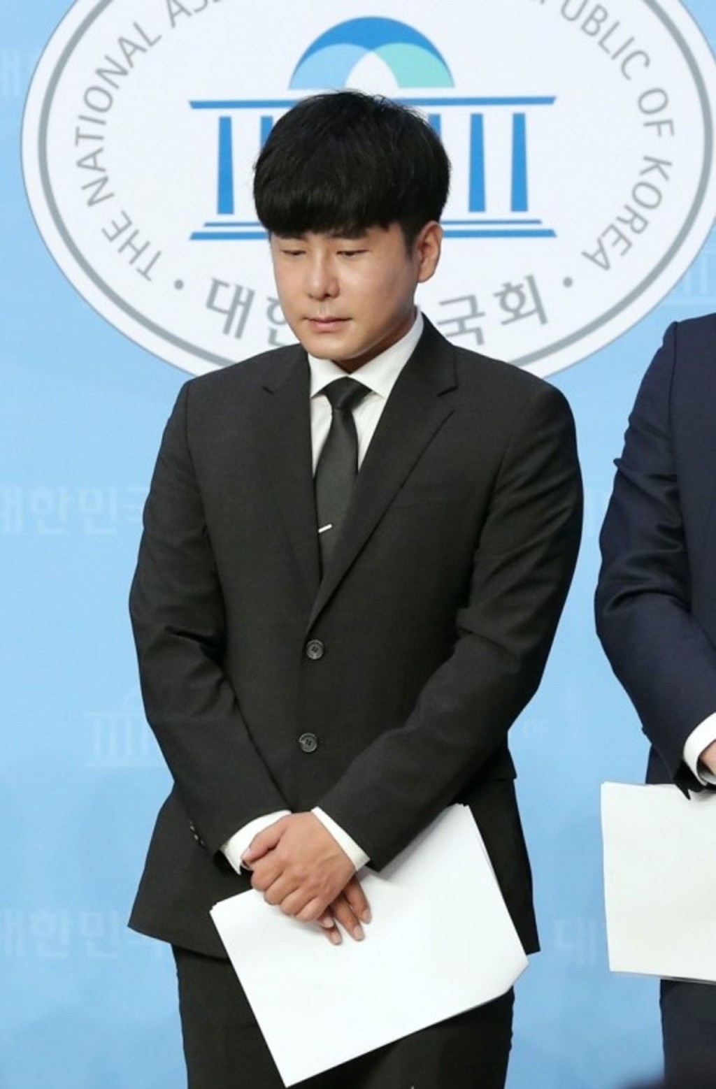 荷拉哥哥具浩仁堅持爭取相關法案通過。