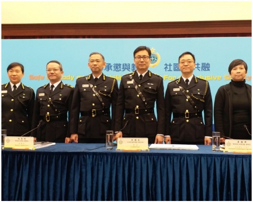 懲教署署長林國良(右3)。
