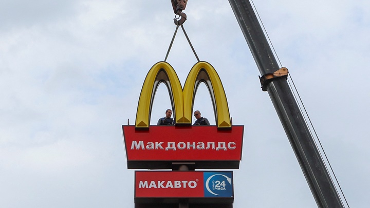 俄羅斯多地原麥當勞餐廳開始拆走舊標誌。路透社圖片