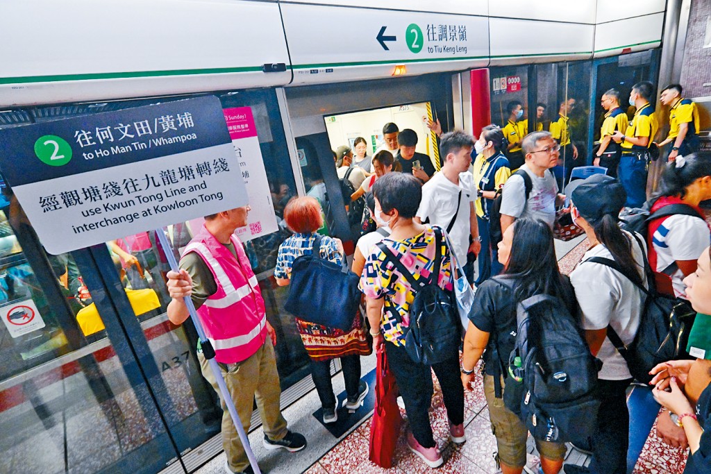 因應基建設備更新,港鐵作出特別車務安排,站內各處均有職員提醒旅客。