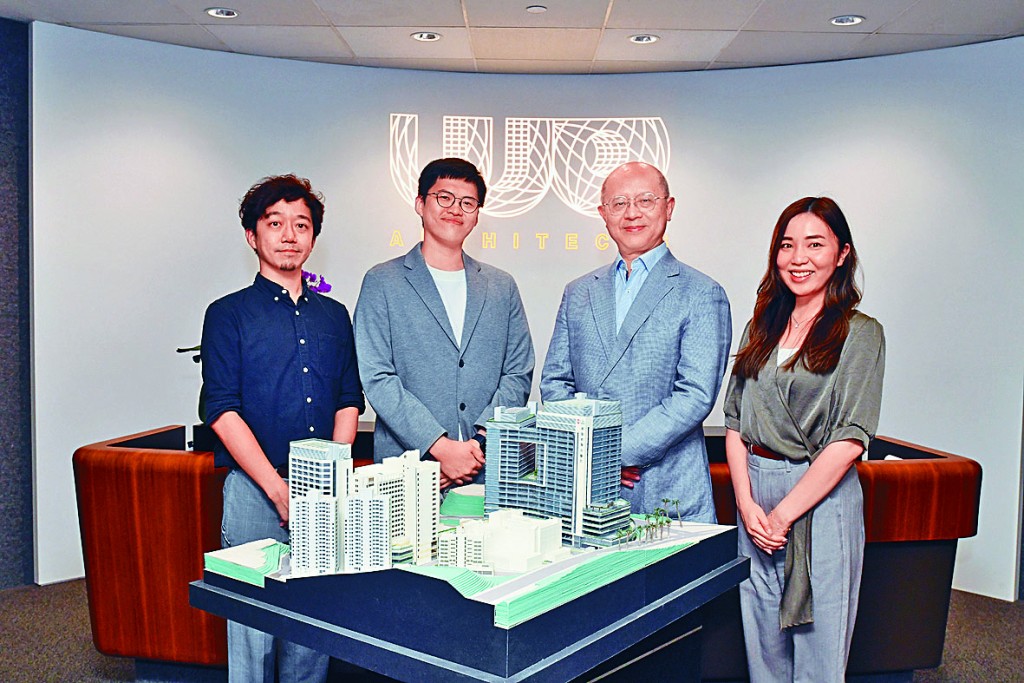 周宏锋(左一) 、马祖辉(左二)及杨舒咏(左四) 在王欧阳（香港）有限公司实习负责多个医院重建项目。左三为公司资深董事黎裕良。  