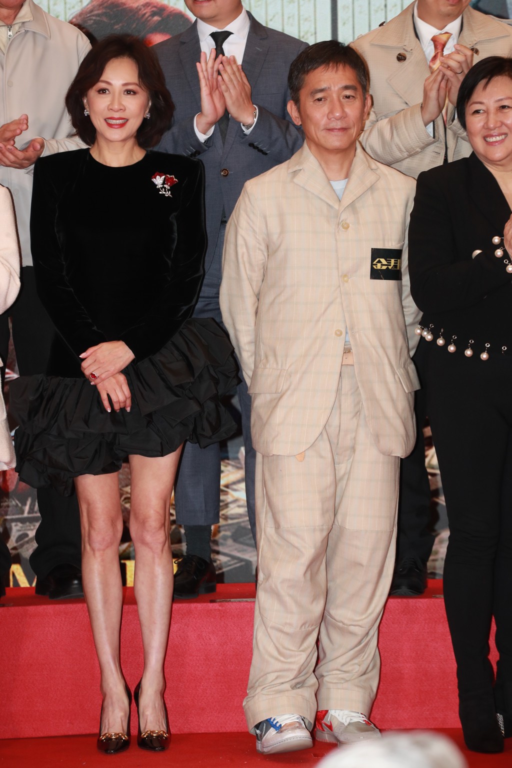 刘嘉玲上月亦有现身支持老公首映，更不畏寒冬大晒美腿。