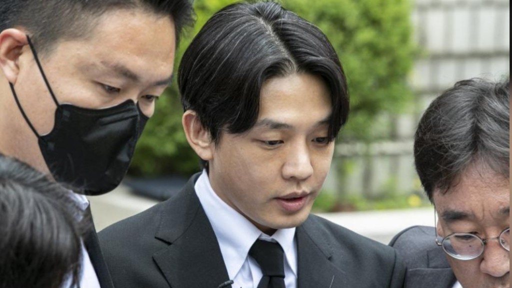 刘亚仁经过约1.5小时聆讯后，被押上囚车。