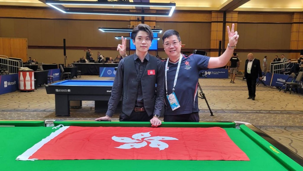 張家瑋與黃德華教練在奪金後合照留念。 香港桌球總會圖片