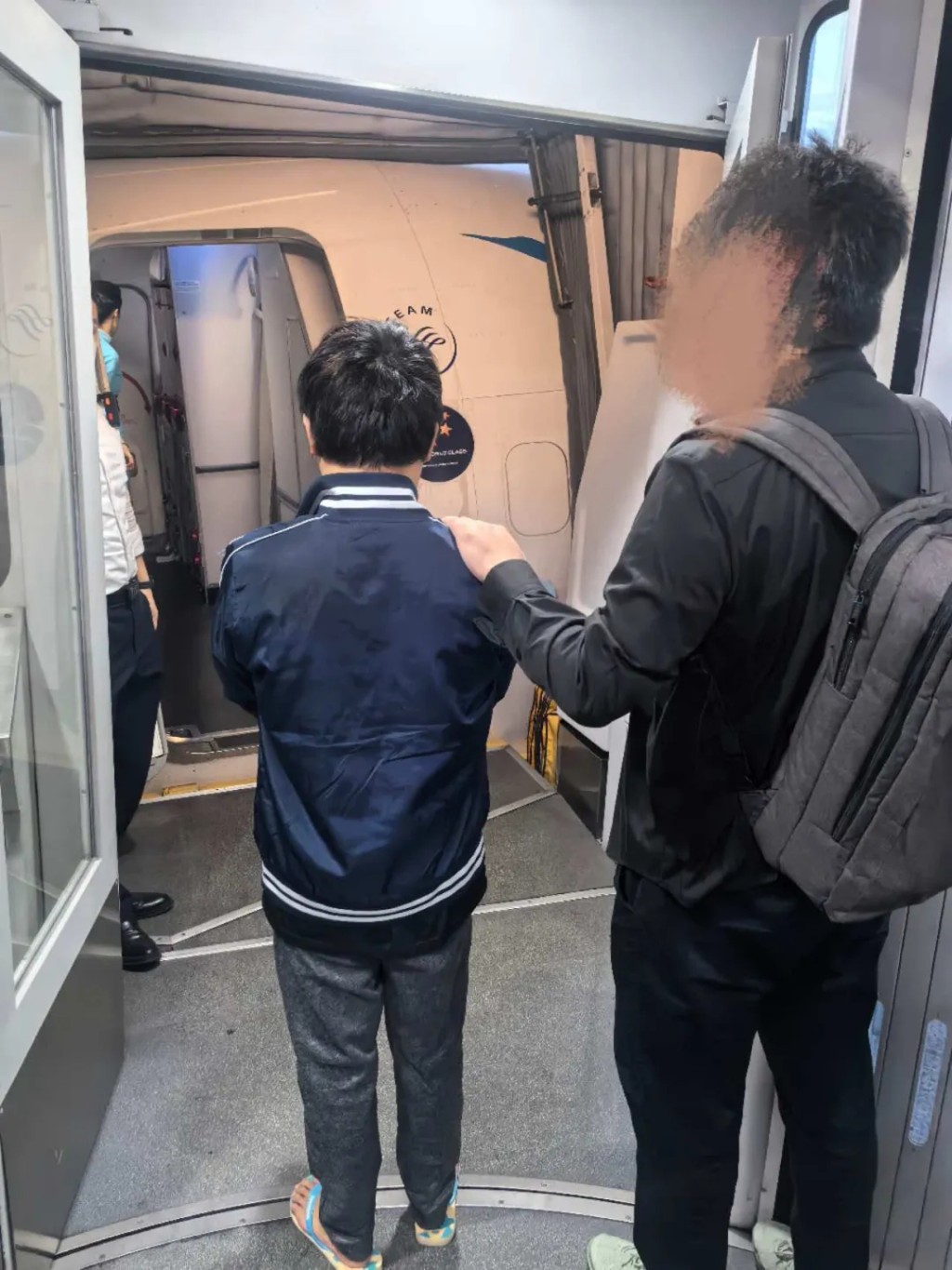 施純芳「隱身」菲國商會當會長,涉綁架謀殺同胞遭遣返福建。 施純芳「隱身」菲國商會當會長,涉綁架謀殺同胞遭遣返福建。