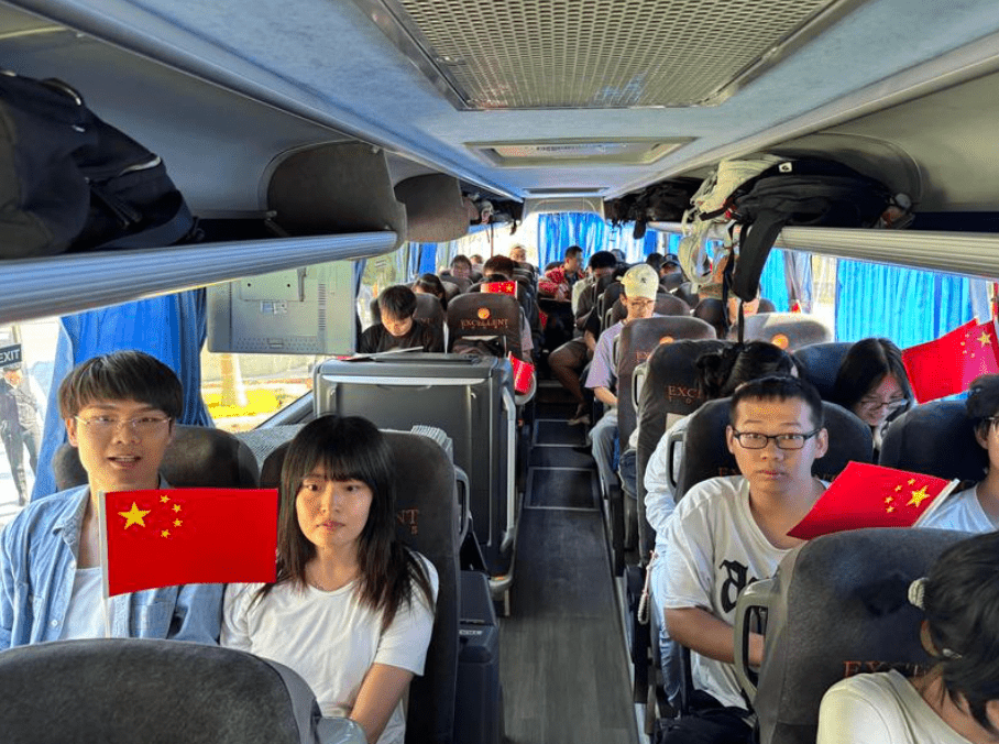 中國公民獲安排從塔巴邊境口岸乘旅遊巴撤離。新華社 中國公民獲安排從塔巴邊境口岸乘旅遊巴撤離。新華社