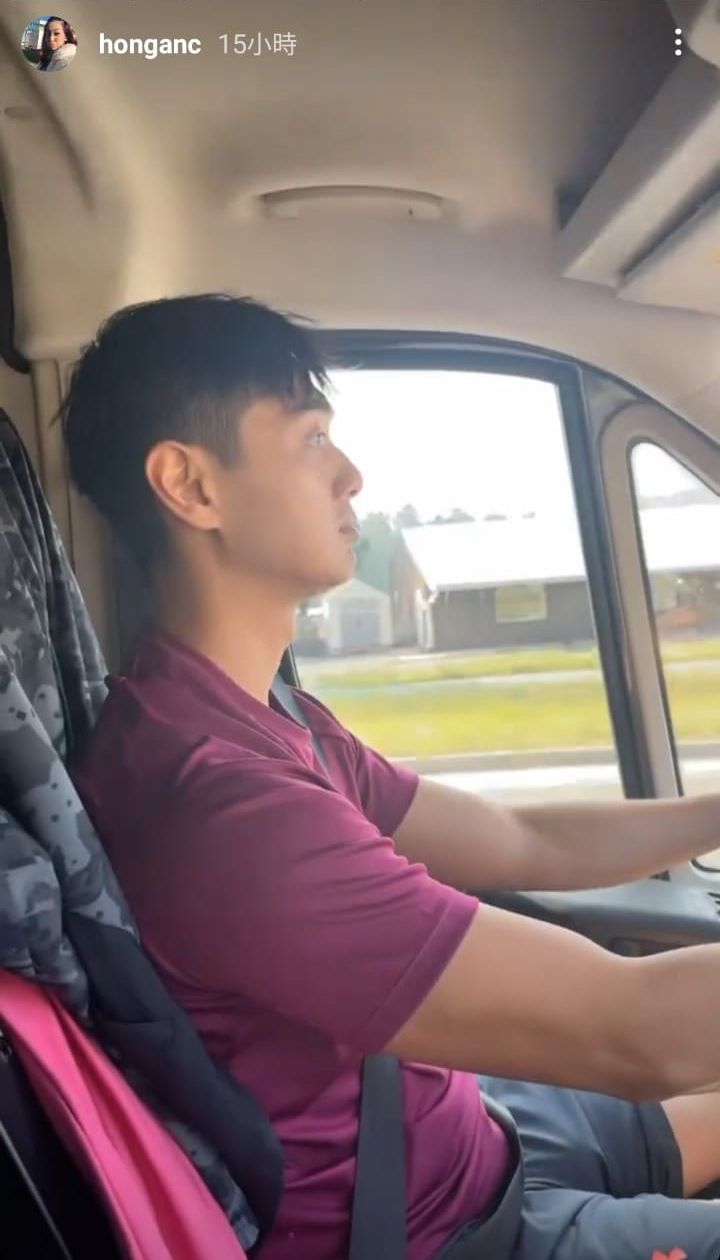 鄭俊弘負責揸車。