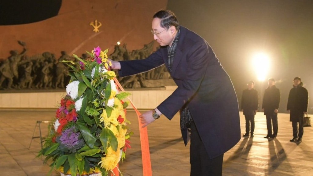 孫衛東到萬壽台向北韓已故北韓領袖金日成的雕像獻花。