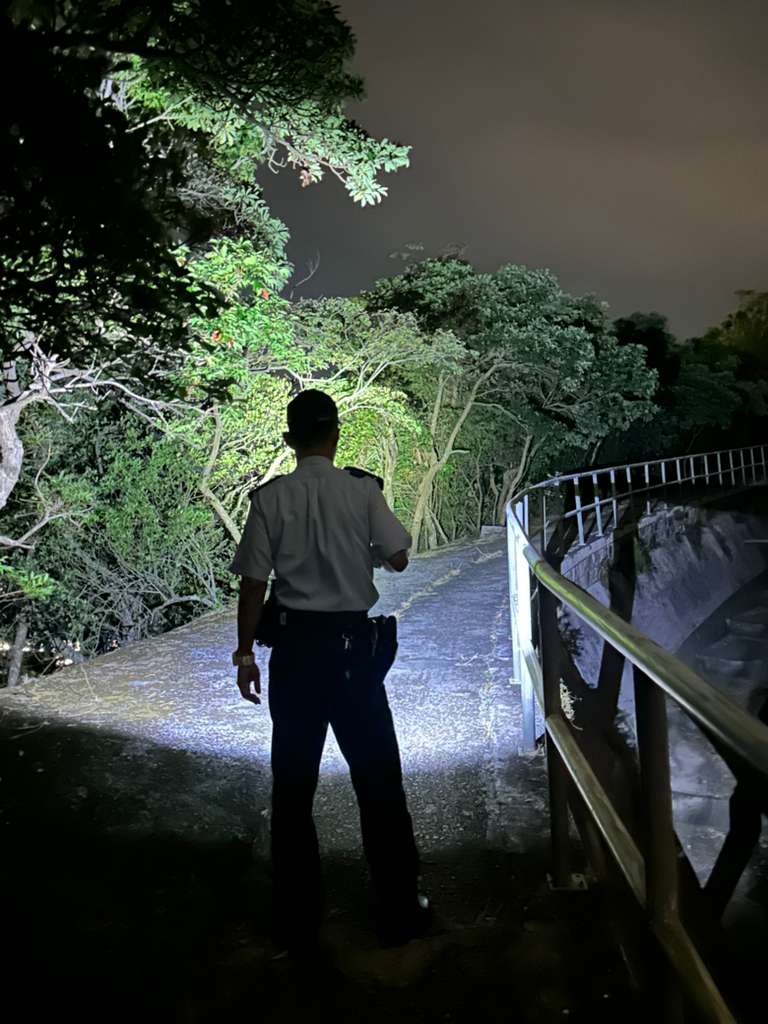 警方於山邊巡邏。警方圖片 警方於山邊巡邏。警方圖片