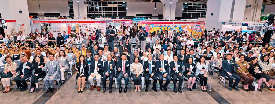 第三屆深港澳青少年創意設計大賽在灣仔會議展覽中心順利舉行頒獎典禮,合共頒發了近百個個人及團隊獎項。 第三屆深港澳青少年創意設計大賽在灣仔會議展覽中心順利舉行頒獎典禮,合共頒發了近百個個人及團隊獎項。