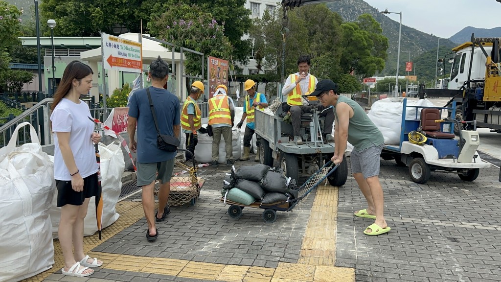 當局向居民派發沙包。
