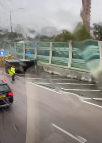 時值大雨滂沱。fb屯門公路塞車關注組影片截圖 