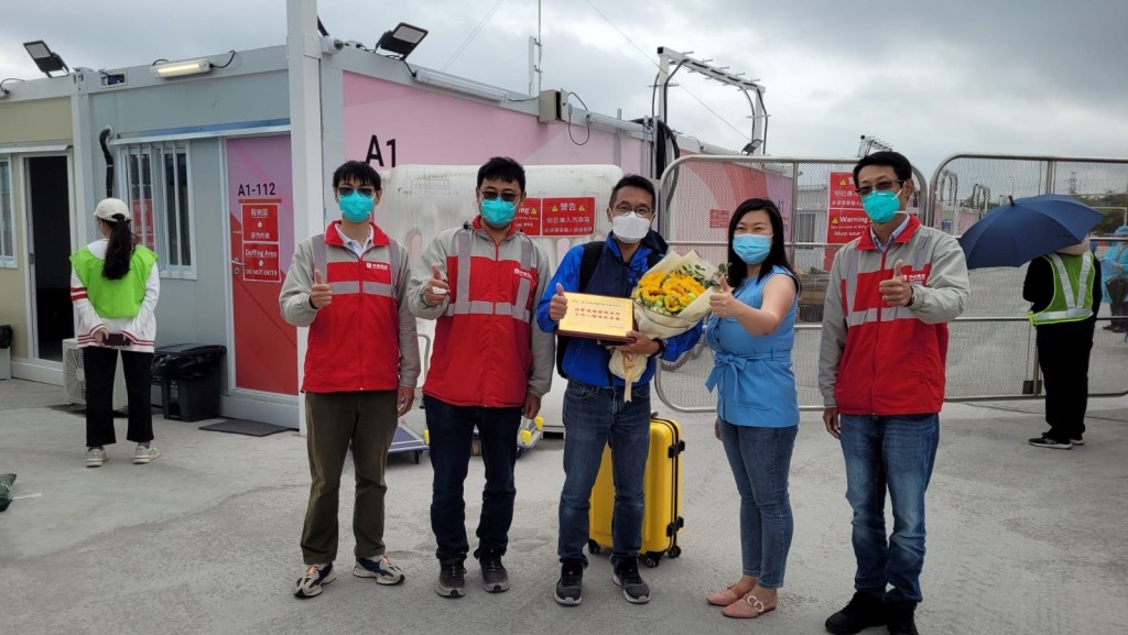 林琳聯同國泰航空送贈物資予新田社區隔離設施。