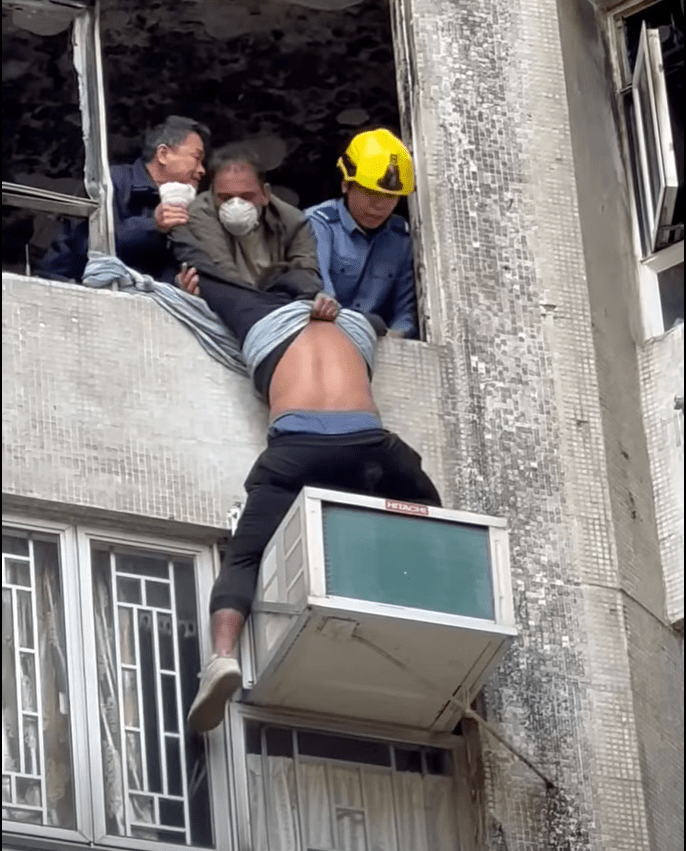 工友和消防員合力將事主救起。fb：香港突發事故報料區及討論區