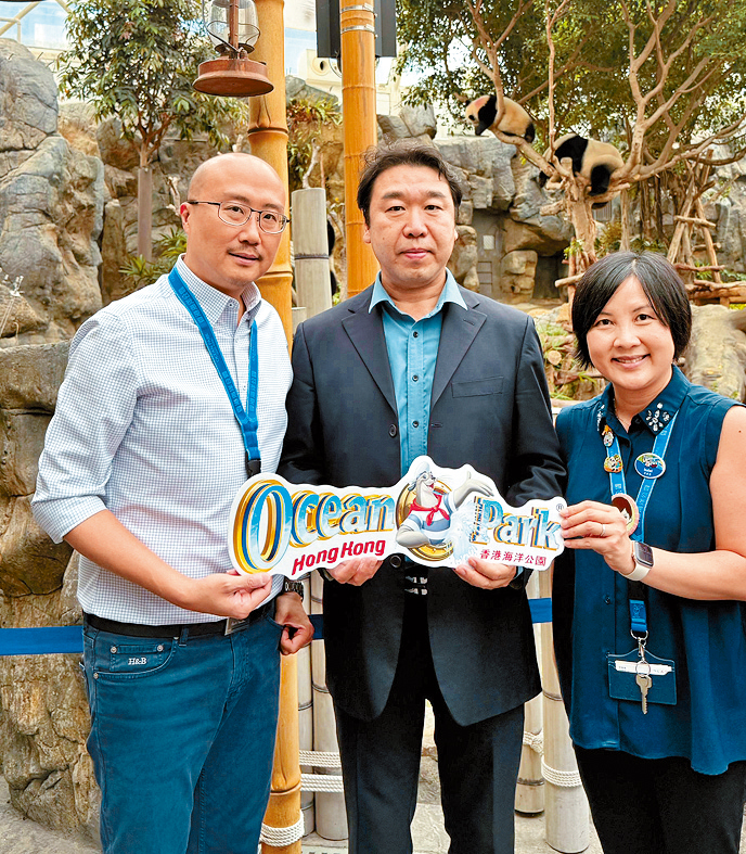 海洋公園動物及保育主管祝效忠（左）與劉中老師（中）。