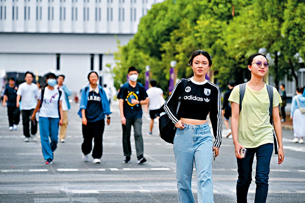 香港多間大學吸引外地學生來港就讀。