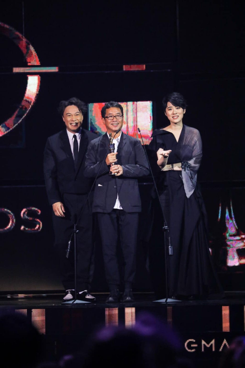 陈奕迅与岑宁儿代替王双骏领第30届《金曲奖》的「最佳专辑制作人」奖。