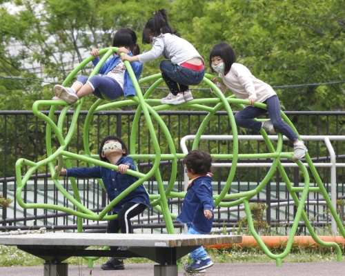 日本医学团体警告，2岁以下儿童佩戴口罩，或会发生呼吸困难，增加窒息的风险。AP
