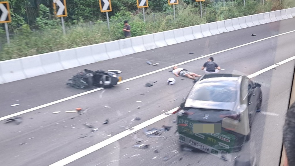 屯門公路電單車與私家車相撞,鐵騎士受傷倒地。網圖 屯門公路電單車與私家車相撞,鐵騎士受傷倒地。網圖