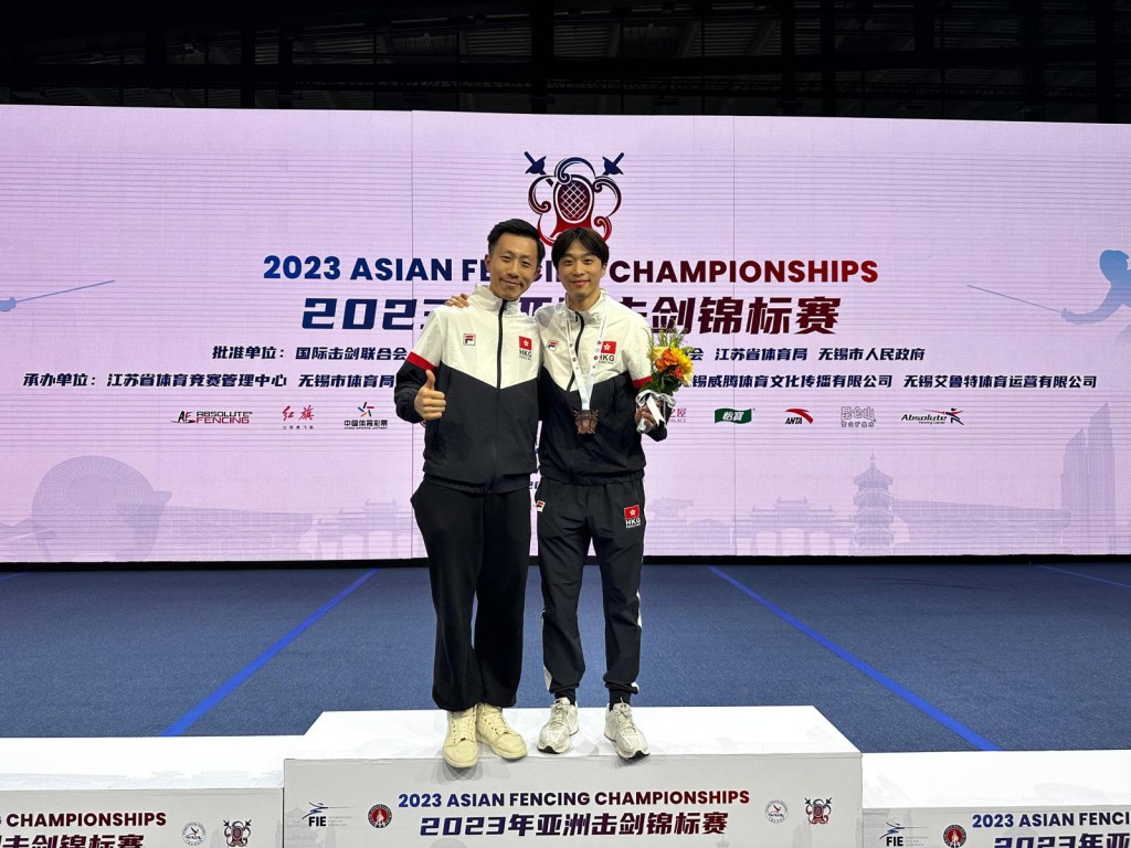 九年前林衍聪（左）夺亚锦赛男佩个人赛铜牌，今日由罗浩天（右）接棒。 香港剑击总会图片