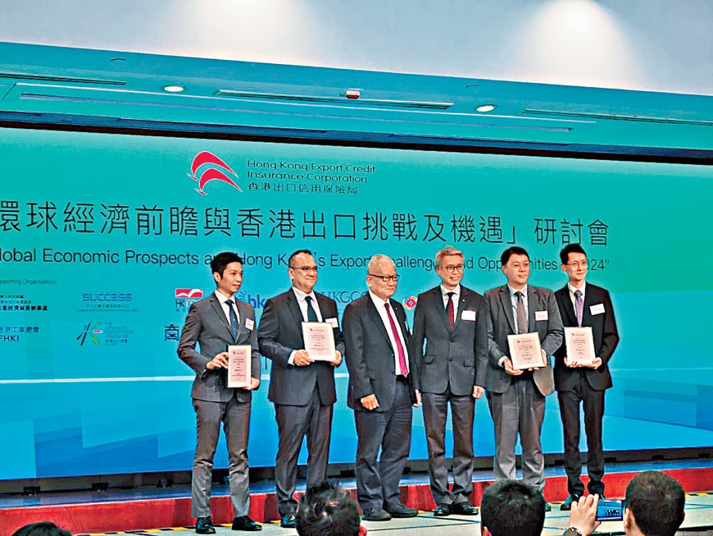 陳永健(右二)表示,今年電子行業的需求將從過去受壓後明顯復甦。