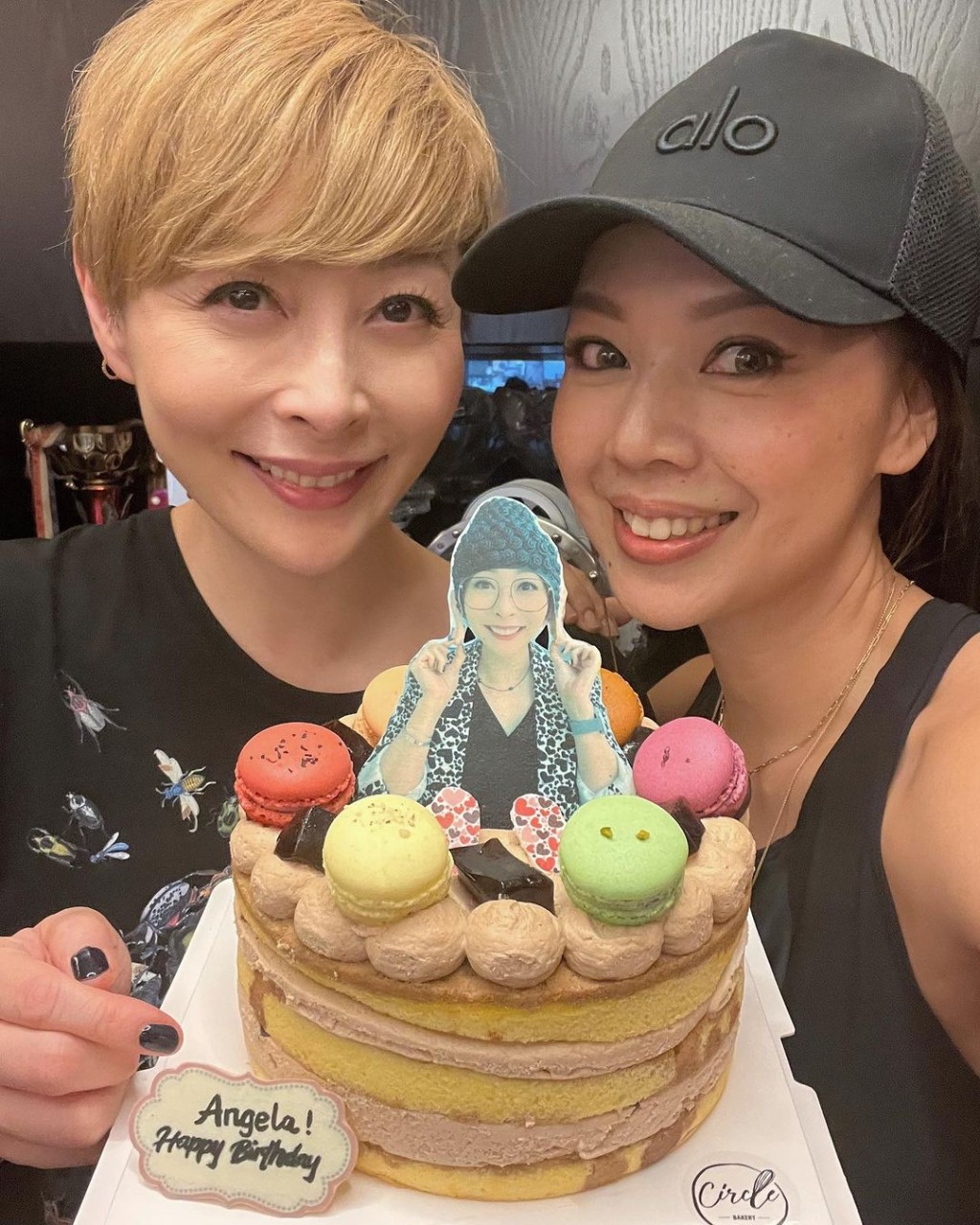 鍾麗淇貼出為湯盈盈慶祝生日的照片，蛋糕用盈盈戴佛陀頭套的照片，相當搞笑。